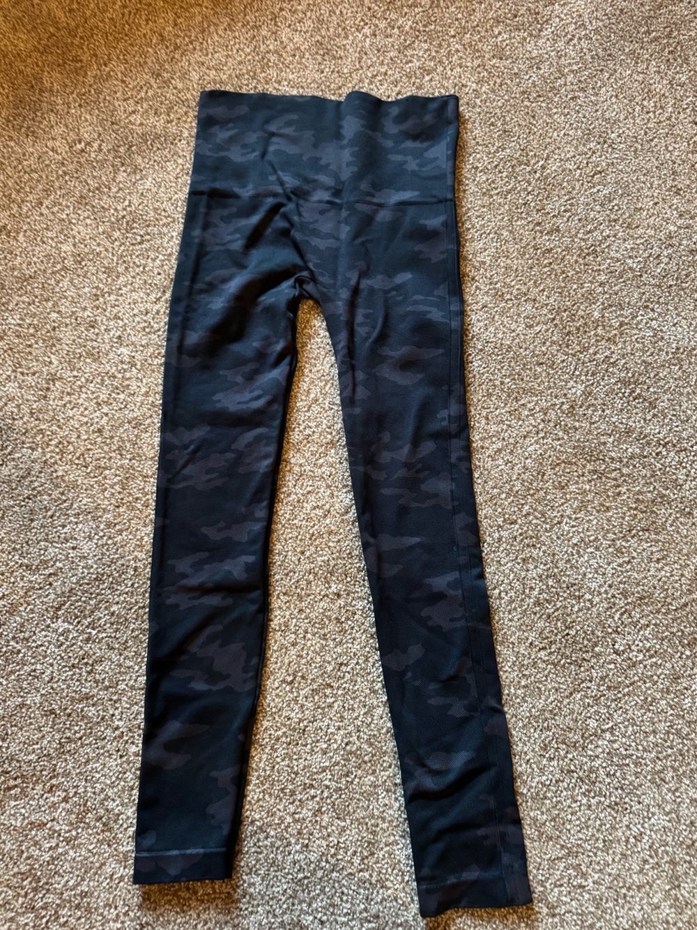 SPANX Black and grey camo legging